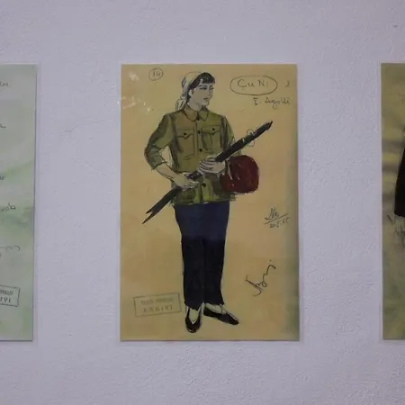 Theater Near Blloku טיראנה