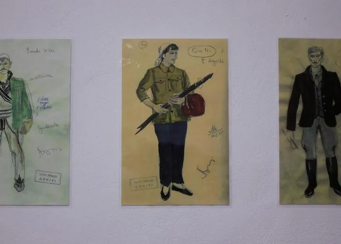 Theater Near Blloku טיראנה